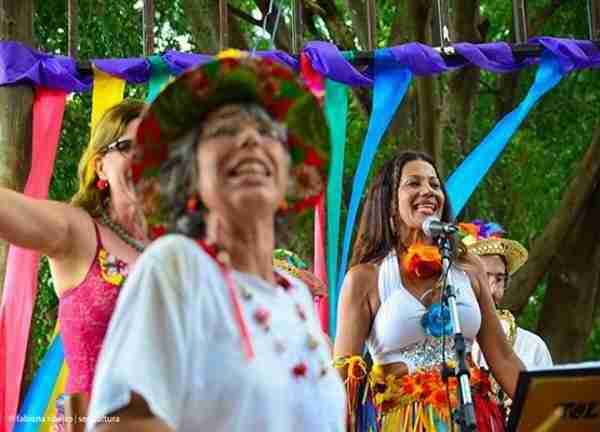 Bloco-na-rua-agito-do-Carnaval-recomeça-nesta-sexta-feira.jpg