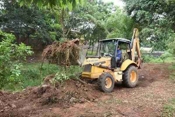 Prefeitura-realiza-limpeza-em-volta-do-córrego-do-Jd.-Ricardo.jpg