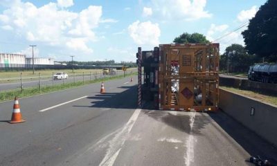 Carreta carregada de botijões de gaz tomba na zeferino vaz