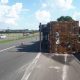 Carreta carregada de botijões de gaz tomba na zeferino vaz