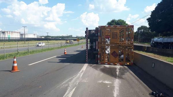 Carreta carregada de botijões de gaz tomba na zeferino vaz