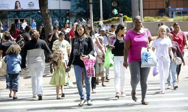 Perda total ou em parte da renda mensal já atingiu 40% dos brasileiros