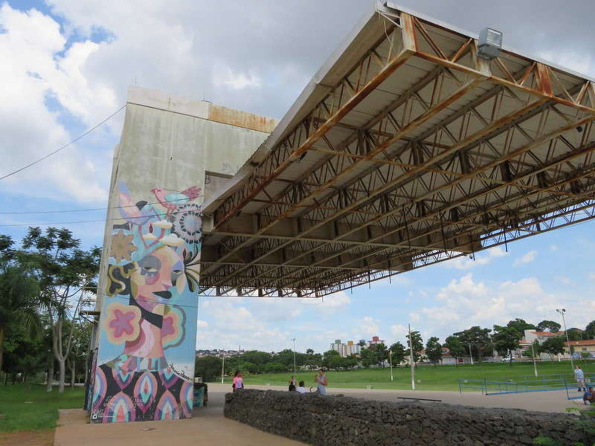 Ação voluntária de artistas recria painel na Praça Arautos da Paz