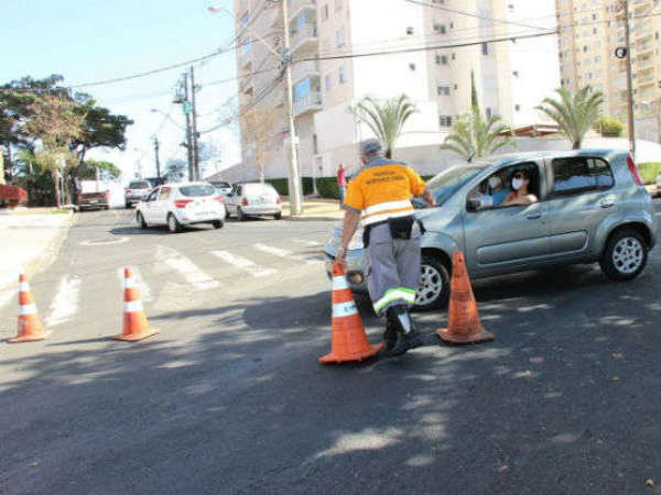 Trecho da Rua General Marcondes Salgado com bloqueio viário