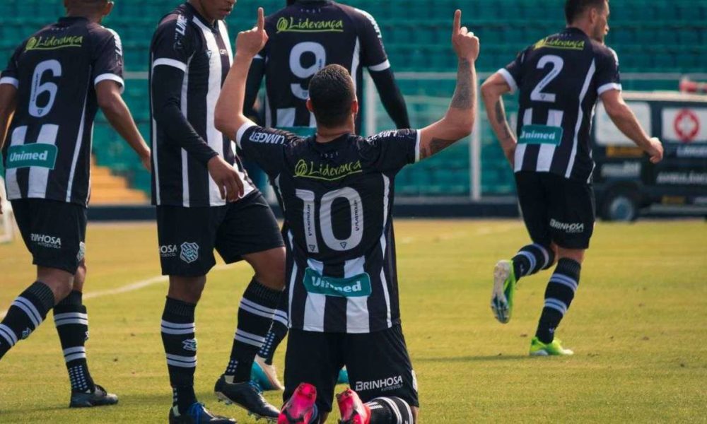 Figueirense derrota Paraná e se afasta do Z4 na Série C