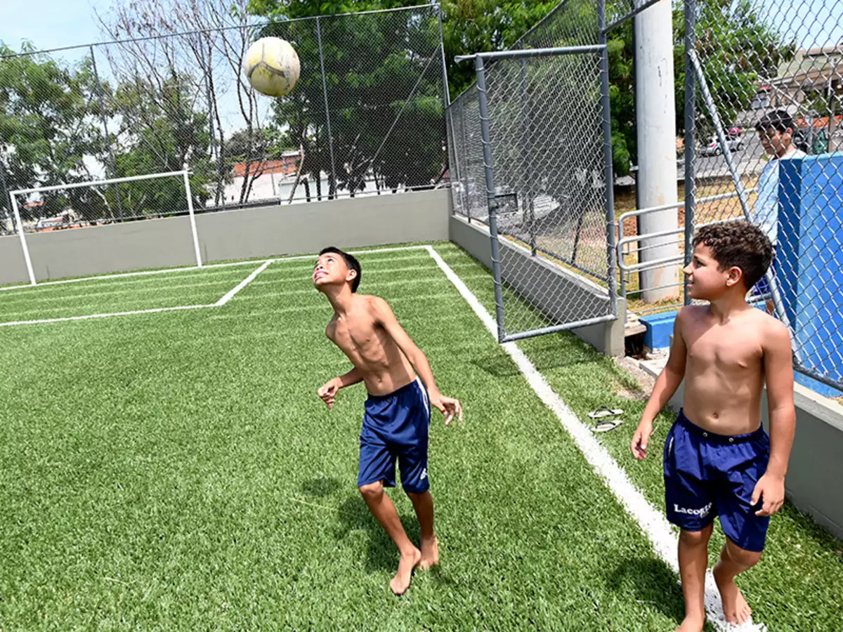 Campo de futebol society é entregue para a comunidade no Vila Rica