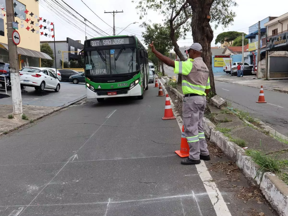 Emdec realiza bloqueio emergencial em trecho da Avenida Brasil